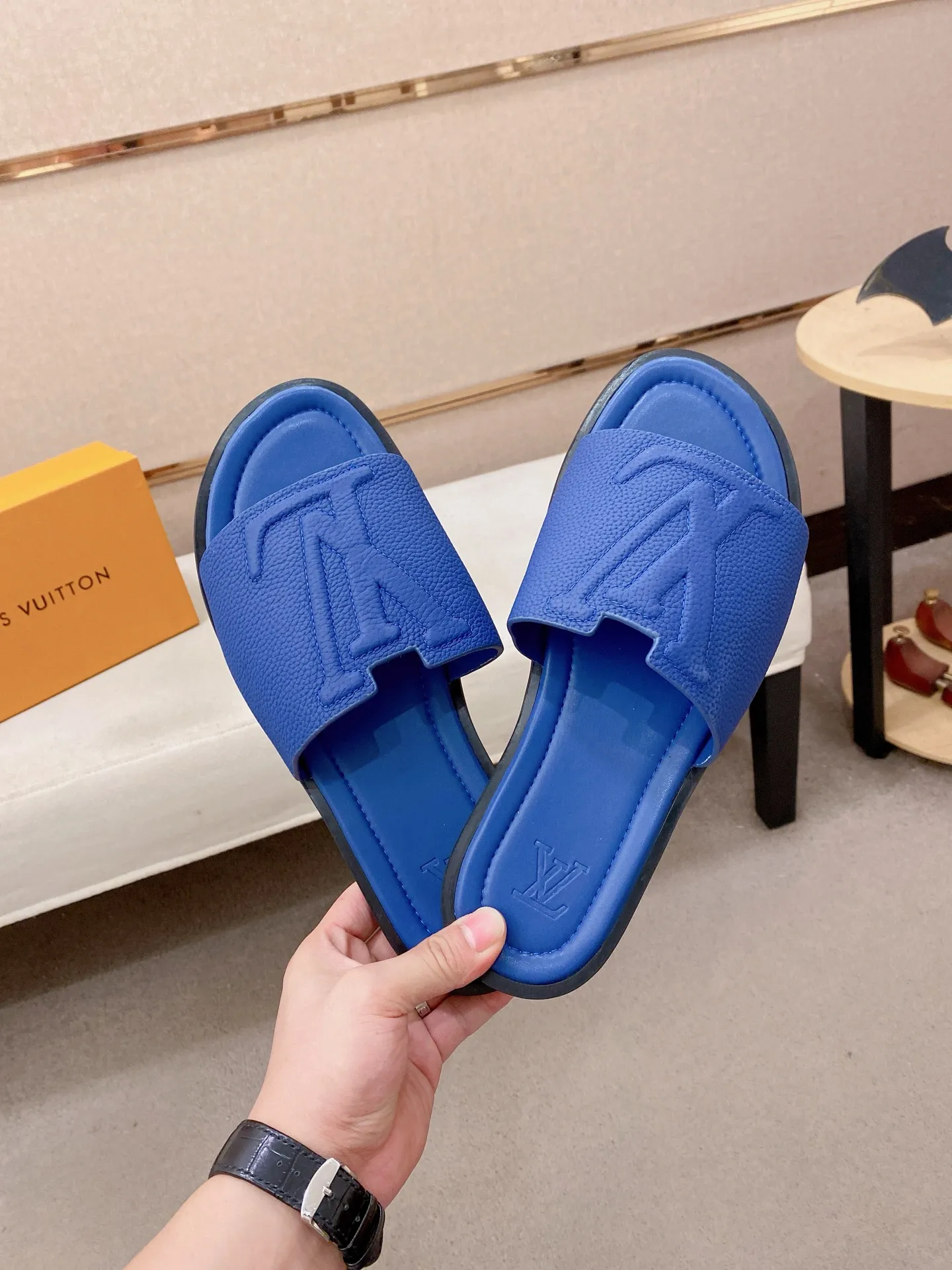 Men's shoes 💰: 340💰Made by LV🔍Top purchasing agents. Men's spring and summer slippers are available at the same counter. The uppers are imported cowhide from Italy, with logo graphics and high-quality craftsmanship. Soles: original soles specially provided by the original factory. Exclusive movable molded soles are super comfortable. Original goods follow orders. 🔍🔍High quality. You can enter and exit the counter at will. Welcome to compare. Size 38-44. Can be customized45